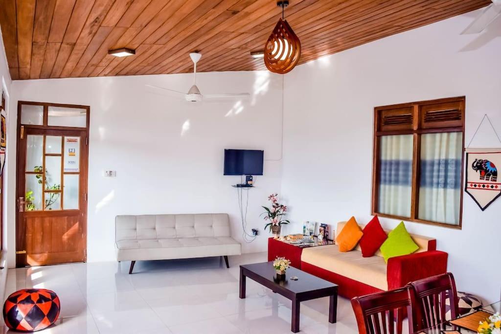 Saru Holiday Apartment - Upto 6 Guests Канди Екстериор снимка