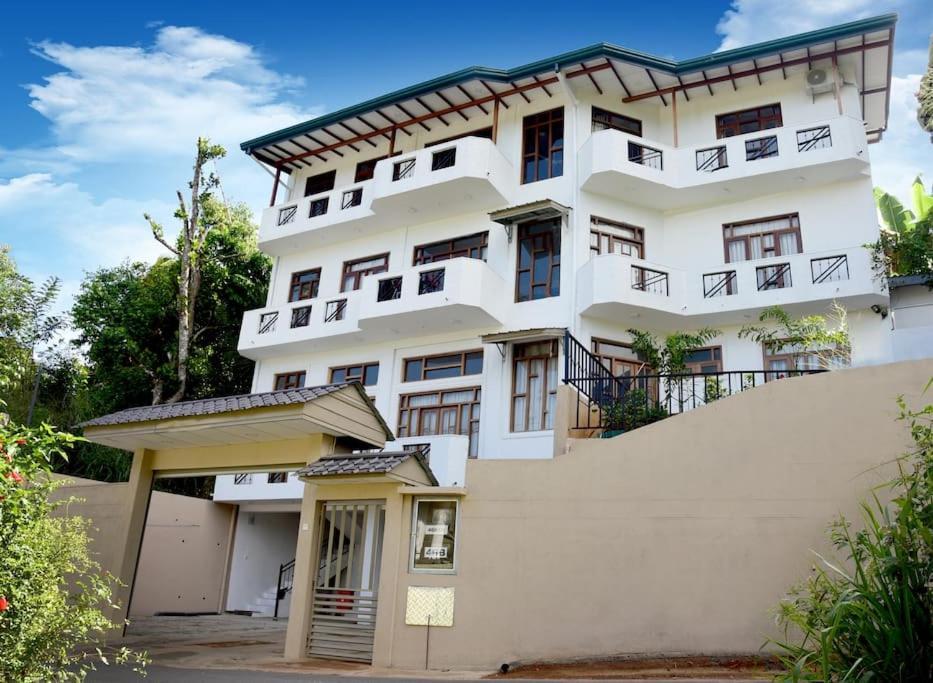 Saru Holiday Apartment - Upto 6 Guests Канди Екстериор снимка