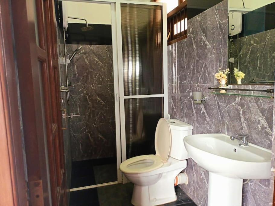 Saru Holiday Apartment - Upto 6 Guests Канди Екстериор снимка
